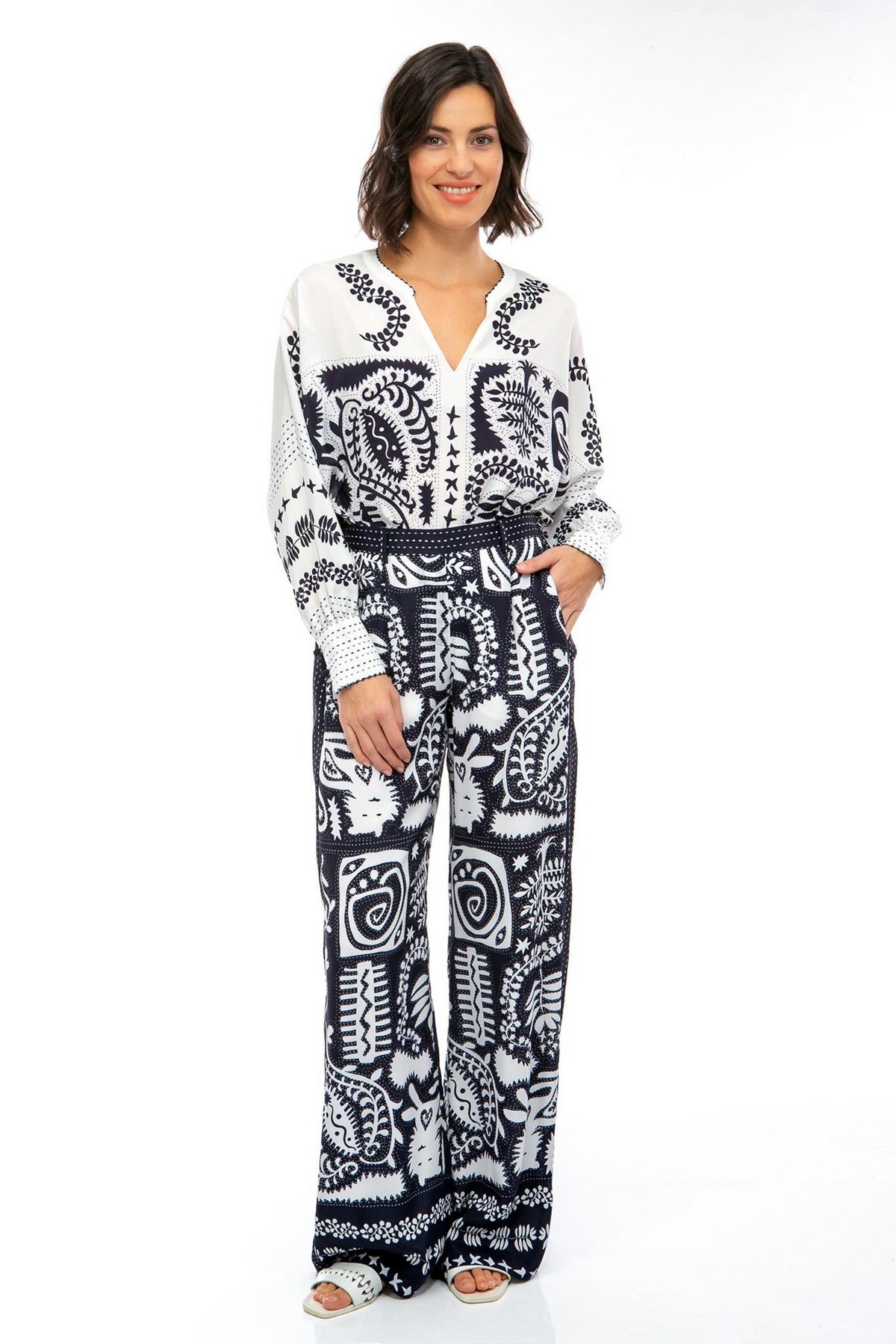 Tuniekbloes in zijde met blauwe paisley print uit de collectie van IVI Collection.