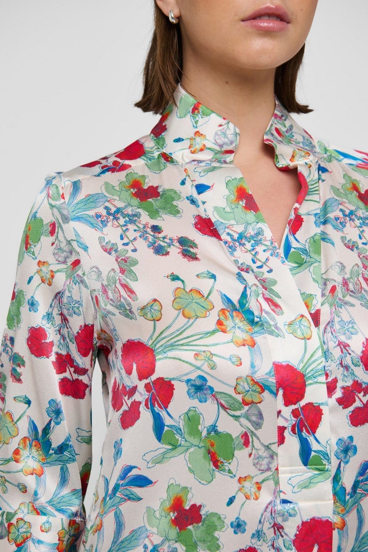 KamillesDEA Dea Kudibal Kamille jurk van stretch zijde met detail van de kraag.