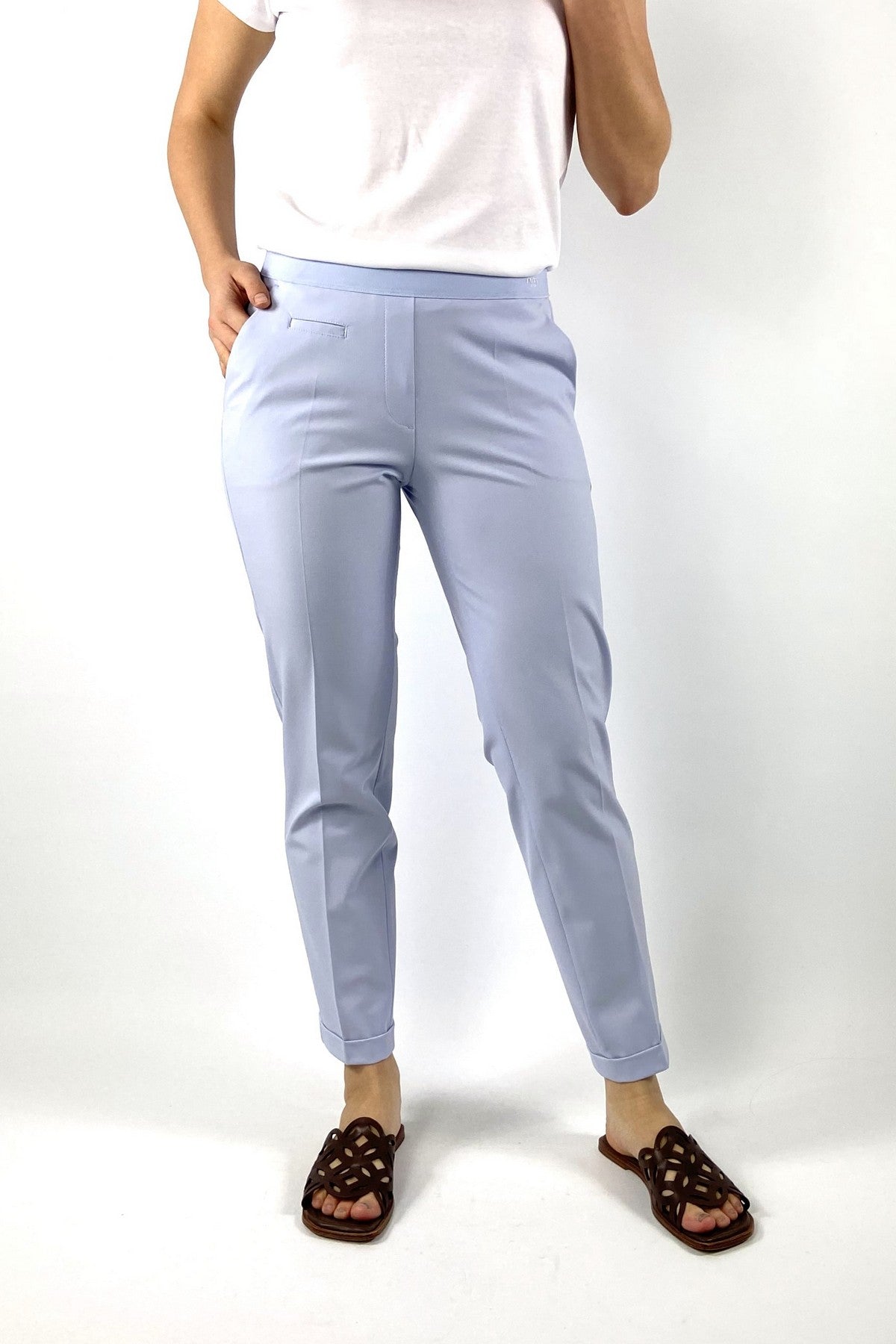 KIM 6336: Blauwe Cambio broek met taps toelopende pijpen, persvouwen en een elastische tailleband.