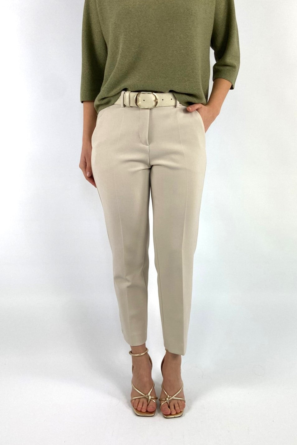 6316 0300 28 Cambio Krystal tapered fit broek in kleur coconut cream met normale taille.