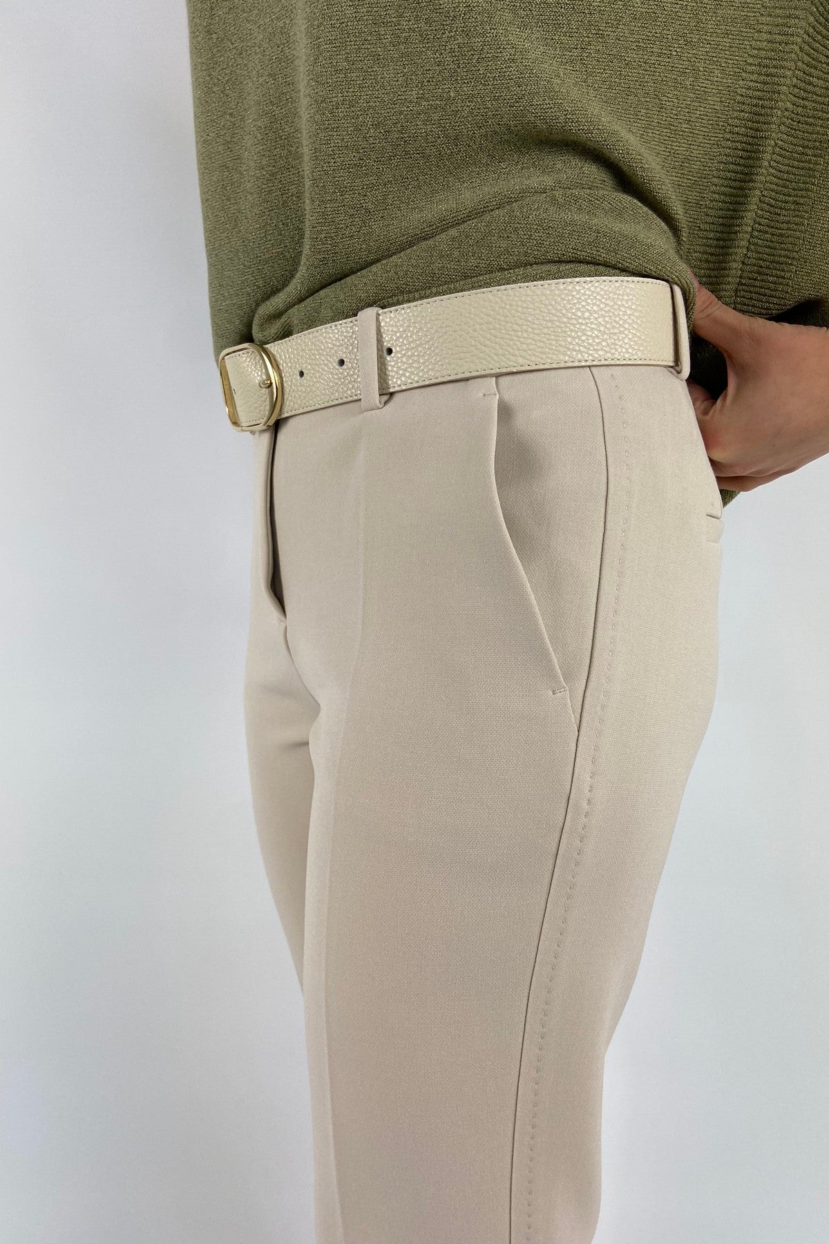 6316 0300 28 Detail van Cambio Krystal broek in luxe crème viscose-mix.