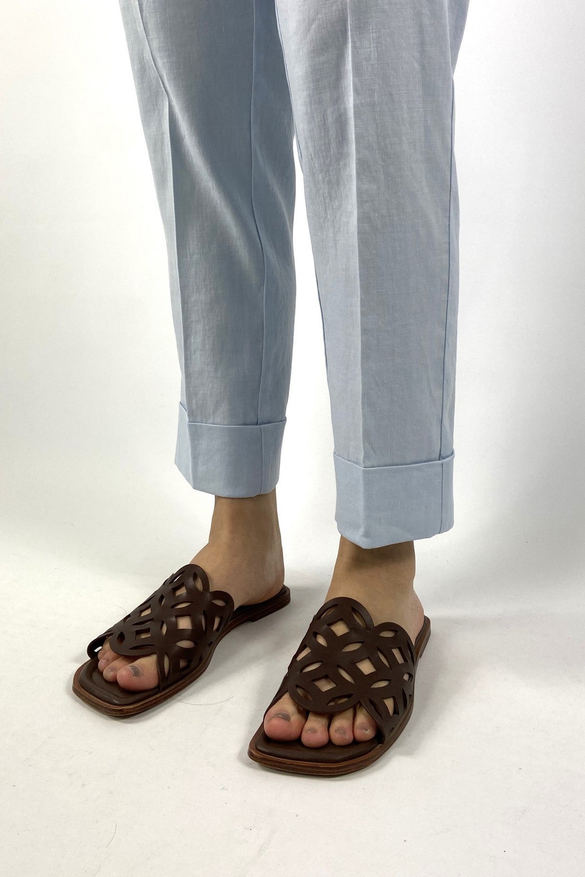 Krystal 8003: Detail van de brede gestikte omslag en de linnen-katoenstructuur van de Cambio Krystal chino.