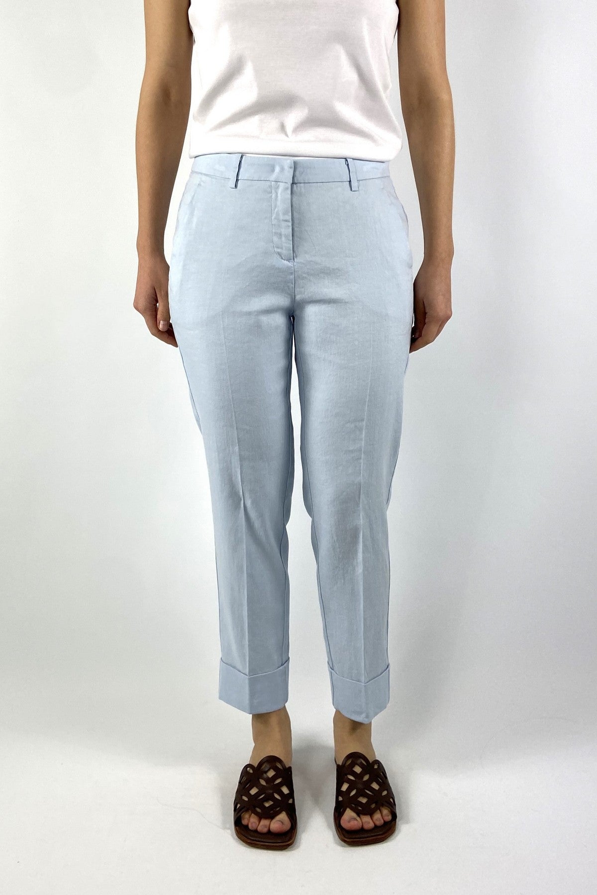 Krystal 8003: Lichtblauwe linnen Cambio broek in Ocean Wave Blue met een elegante tapered fit.