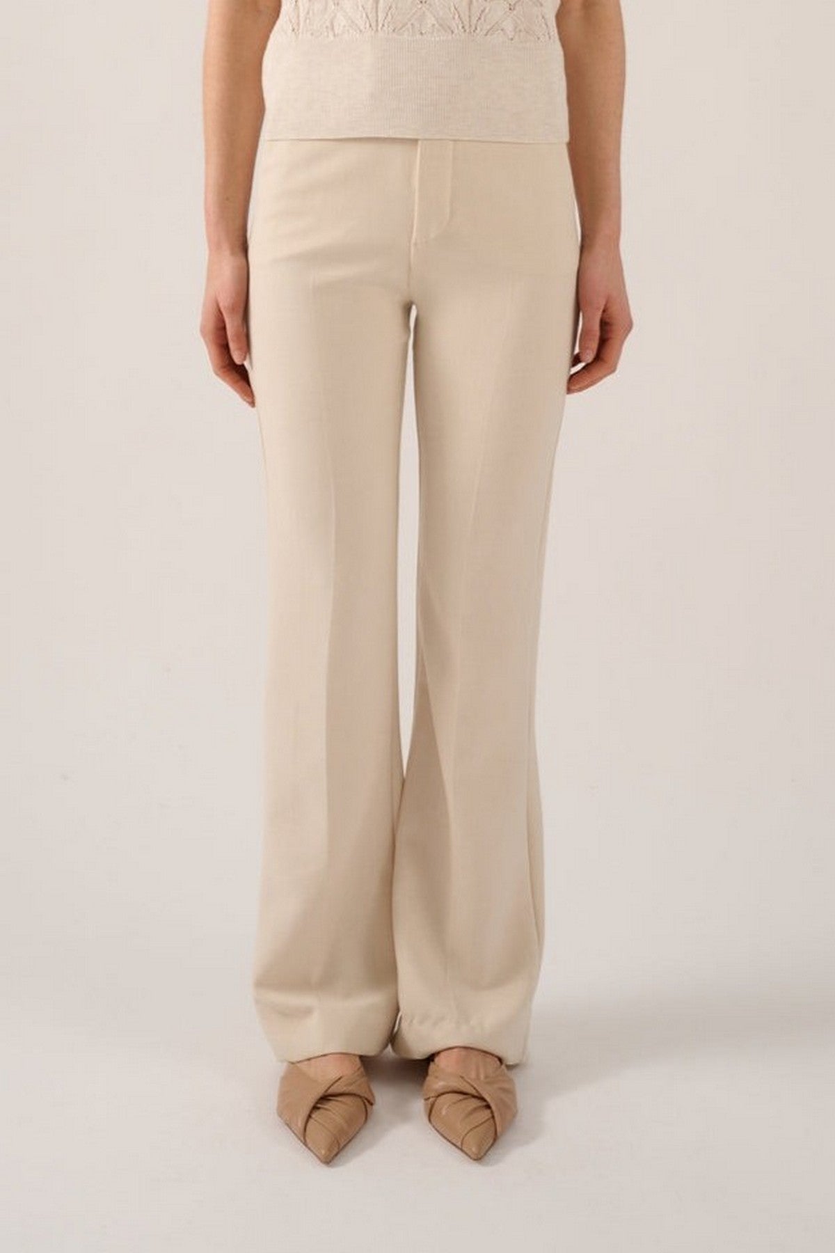 Oscar the Collection Laure pantalon ivory met high waist en subtiele flared pijp.