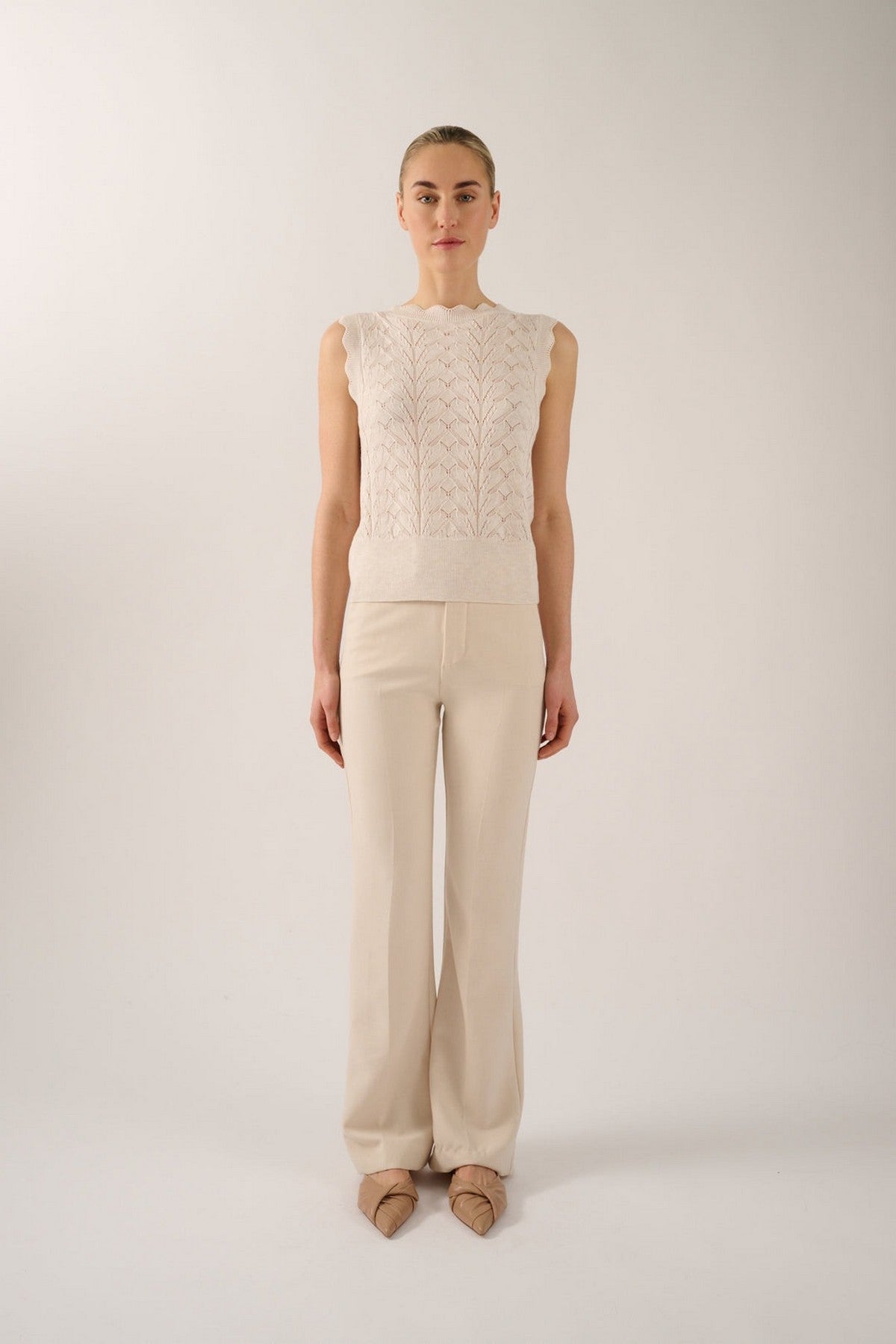 Laure pantalon van Oscar the Collection in ivory met high waist en subtiele flared pijp.