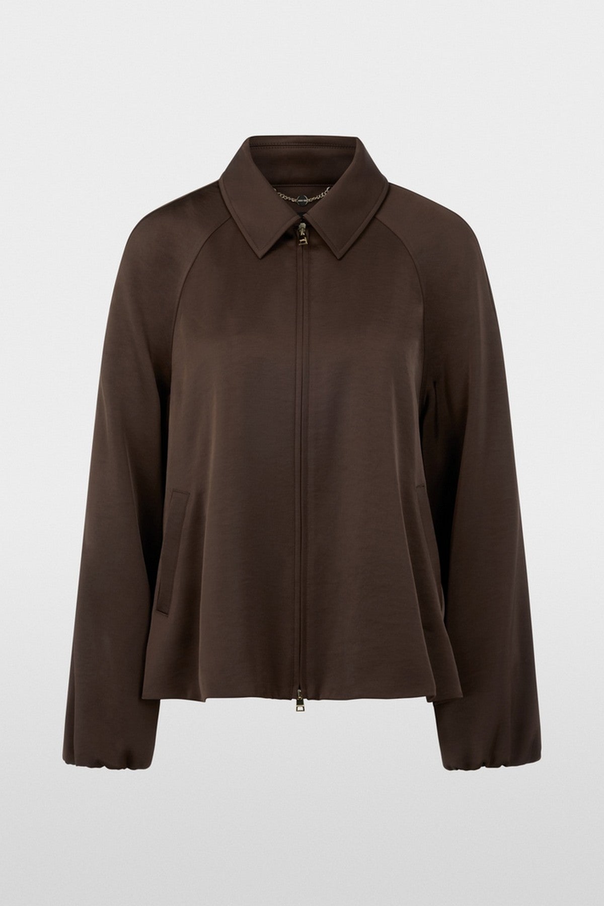 BC3116W60 Marc Cain zwierig jasje in Seal Brown van glanzende gerecyclede stof met tweewegritssluiting