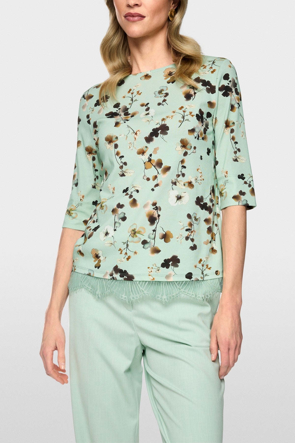 Marc Cain bloemenshirt met kanten applicatie Silt Green – BC 48.31 J47 | 505