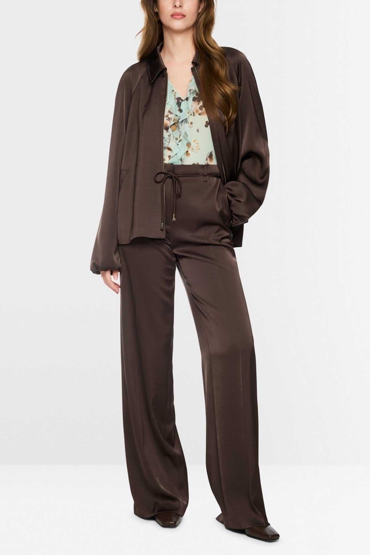 Marc Cain WARRI broek van glanzende stof Seal Brown – BC 81.41 W60 | 697