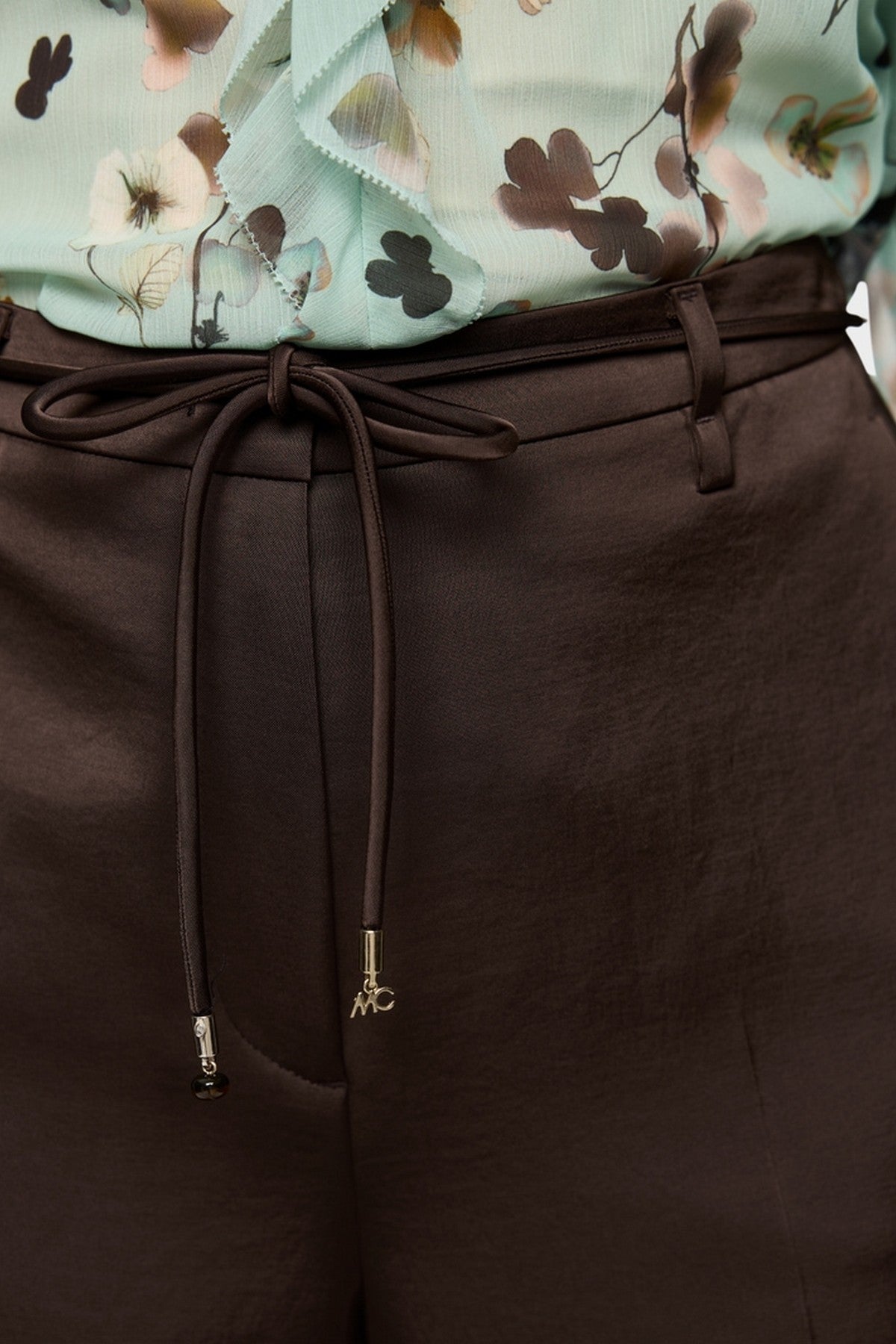 BC8141W60 Marc Cain WARRI broek in Seal Brown met detail van lintstropje
