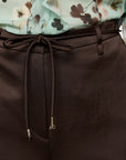 BC8141W60 Marc Cain WARRI broek in Seal Brown met detail van lintstropje
