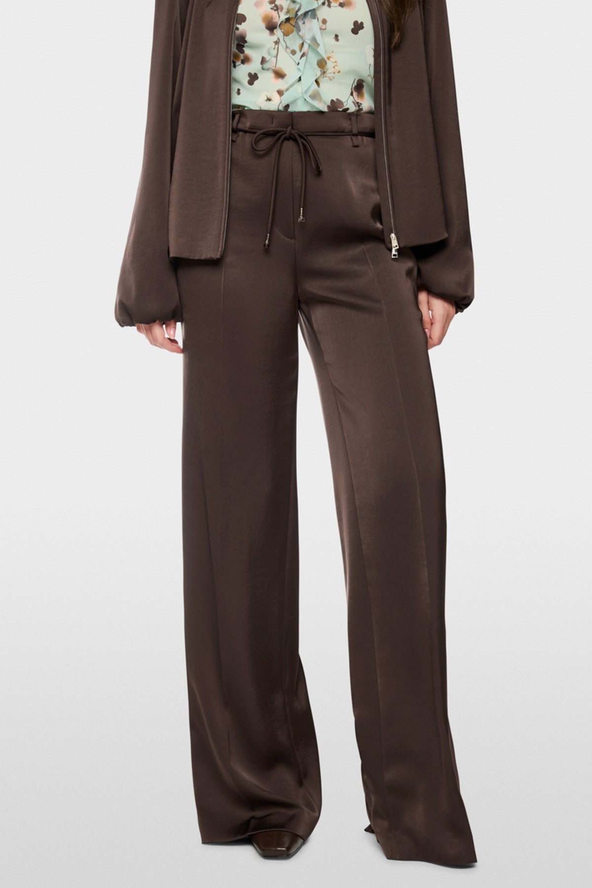 Marc Cain WARRI broek van glanzende stof Seal Brown – BC 81.41 W60 | 697
