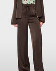 Marc Cain WARRI broek van glanzende stof Seal Brown – BC 81.41 W60 | 697