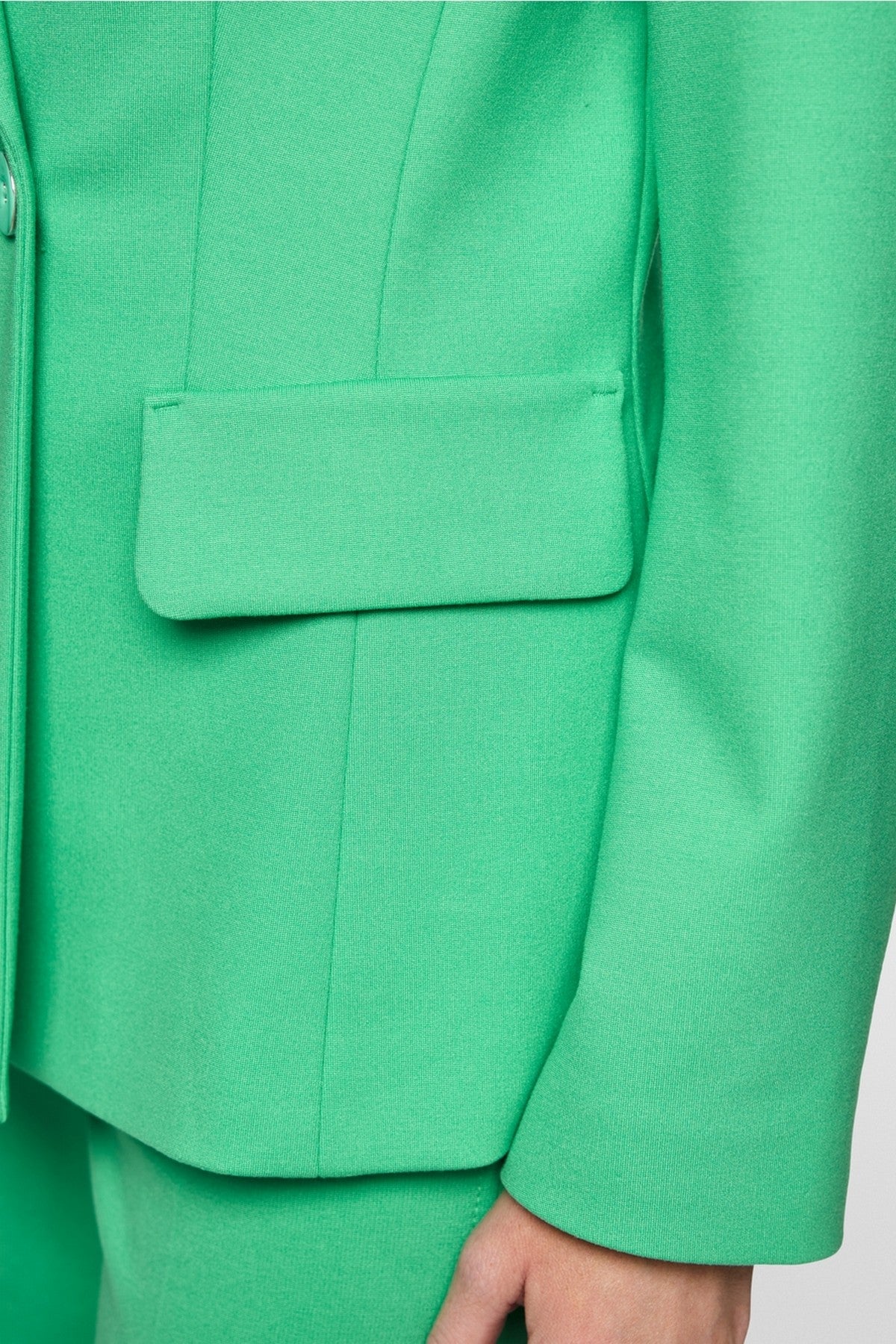 Close-up van de klepzakken en de luxe viscosestretch stof van de Marc Cain blazer AC 34.21 J42.