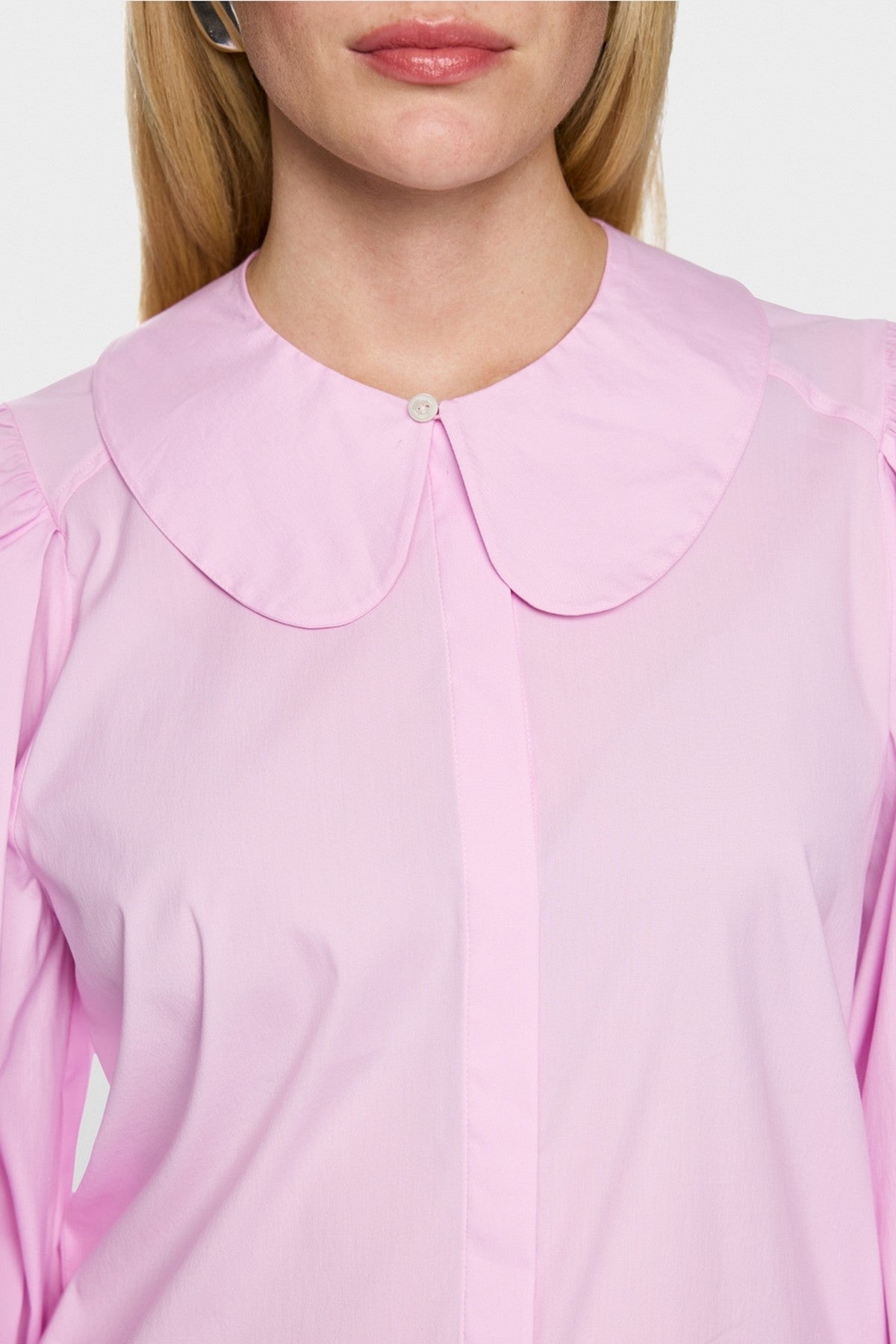 Close-up van de afneembare kraag en verborgen knoopsluiting van de Marc Cain blouse AC 51.18.