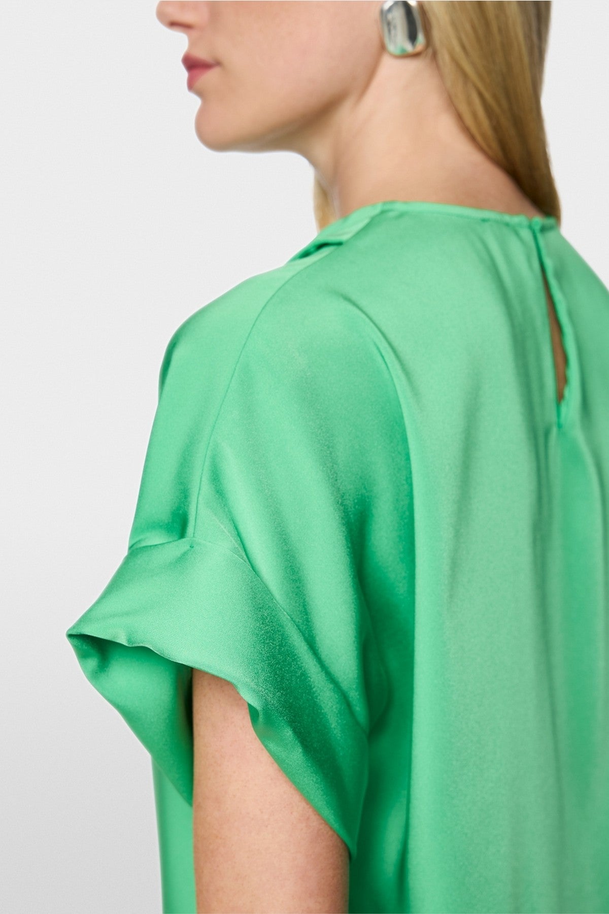 Close-up van de aangeknipte mouw en de soepele stof van de Marc Cain blouse AC 51.21 W08.