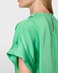 Close-up van de aangeknipte mouw en de soepele stof van de Marc Cain blouse AC 51.21 W08.