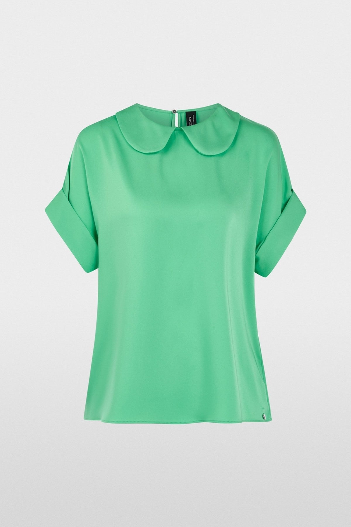 Marc Cain Collections soepelvallende blouse bright jade met afgeronde kraag.