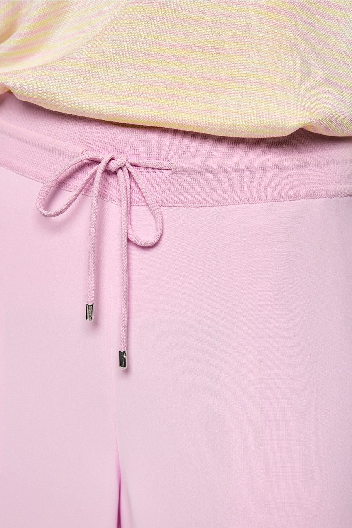 Close-up van de elastische tailleband met trekkoord van de Marc Cain broek AC 81.24 W56.