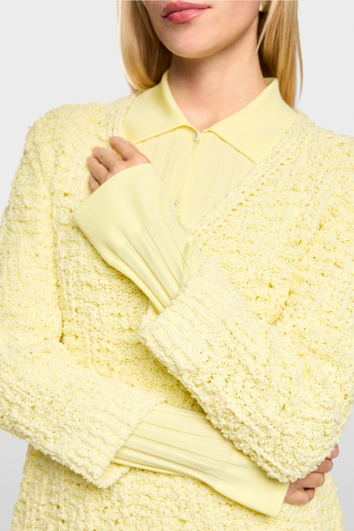 Close-up van de losse gebreide textuur en het 'Knitted in Germany' vakmanschap van Marc Cain.