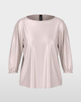 Shirtblouse van fijne zijde met losse pasvorm, wijde ronde hals en driekwartmouwen met elastische boord. 