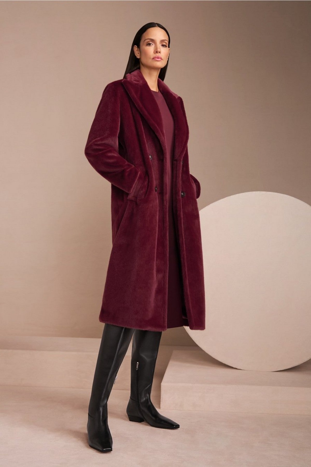 Knusse jas in burgundy kleur van Marccain in zacht polyester met tijdloze snit, vier knopen en zijzakken