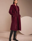 Knusse jas in burgundy kleur van Marccain in zacht polyester met tijdloze snit, vier knopen en zijzakken