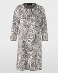 Elegante jurk met city-jacquardpatroon voorzien van ronde halslijn, driekwartsmouwen.