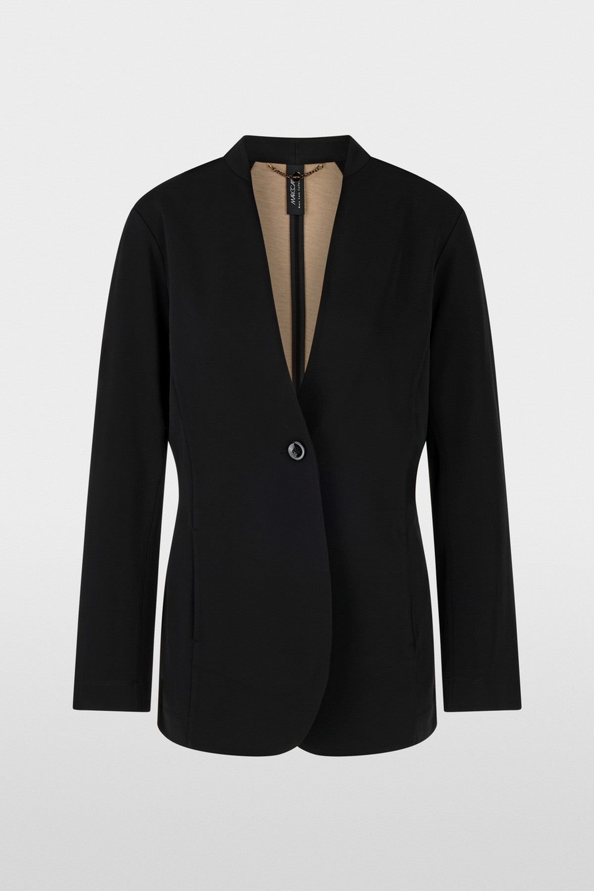 Getailleerde zwarte blazer zonder revers van soepel, ongevoerd materiaal met knoopsluiting en steekzakken