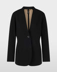 Getailleerde zwarte blazer zonder revers van soepel, ongevoerd materiaal met knoopsluiting en steekzakken