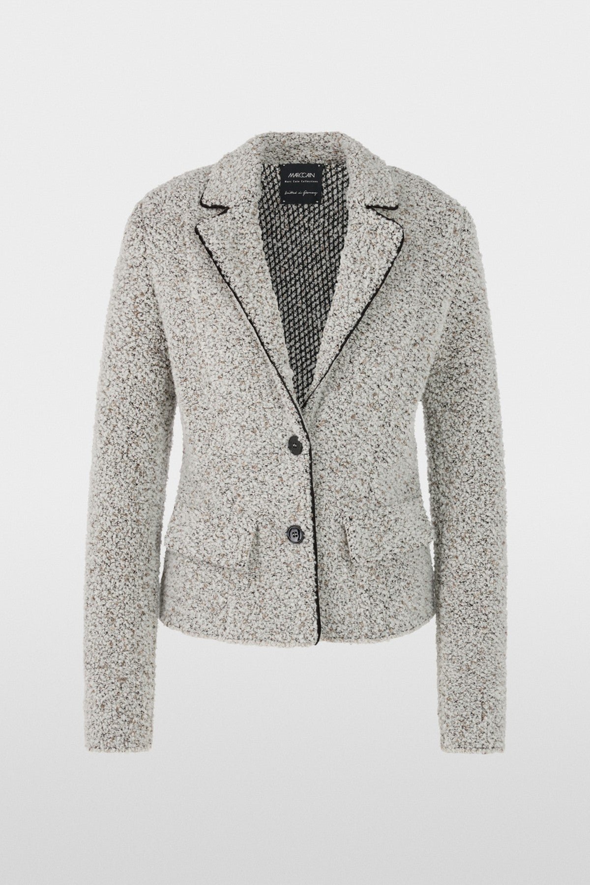 Getailleerde bouclé blazer van Marc Cain in grijze 'Smoke' tint, met twee knopen, klepzakken en contrasterende paspels. 