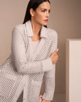 Elegant cardigan van 100% scheerwol met V-hals, klassieke kraag en rasterlook breiwerk. Kleur: light taupe.