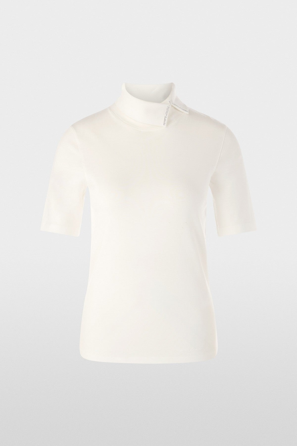 Stijlvol T-shirt in off-white met col en subtiel glanzend detail. De nauwsluitende pasvorm en zachte katoenmix zorgen voor een elegante look en hoog draagcomfort.