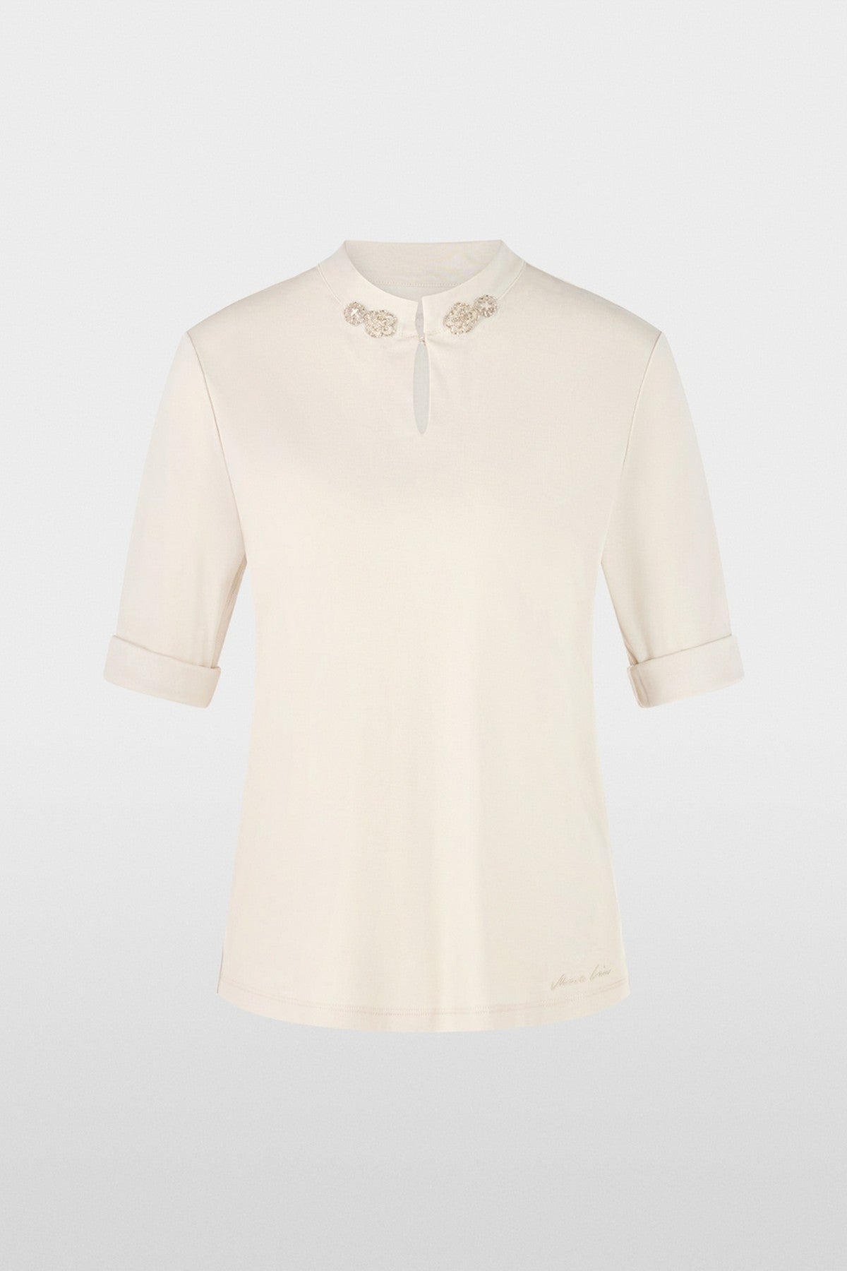 Vrouwelijk shirt van comfortabel stretchkatoen met split en knoop aan de halslijn. Sprankelende bloemenapplicaties op de halslijn vormen een stijlvol accent. 