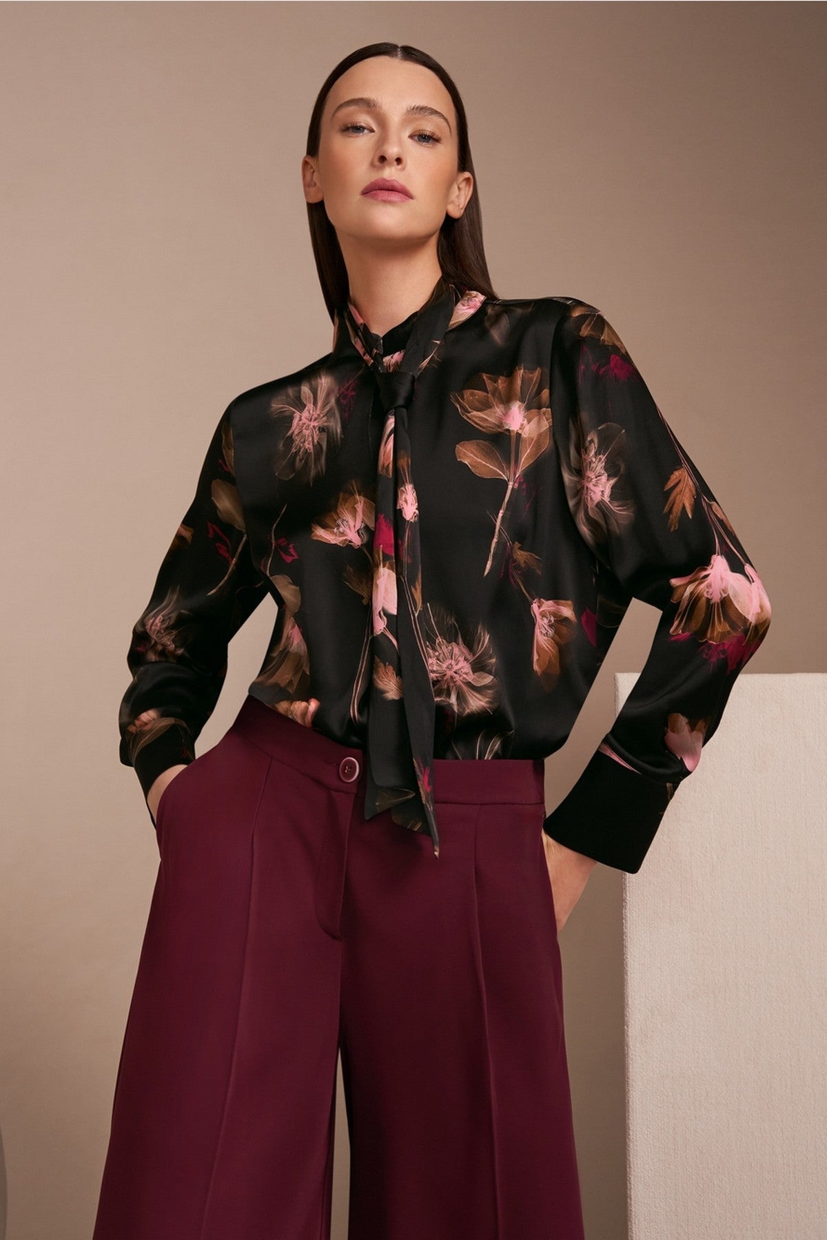 Elegante zijden blouse met bloemenprint en afneembare strik uit de herfstcollectie van Marccain. 