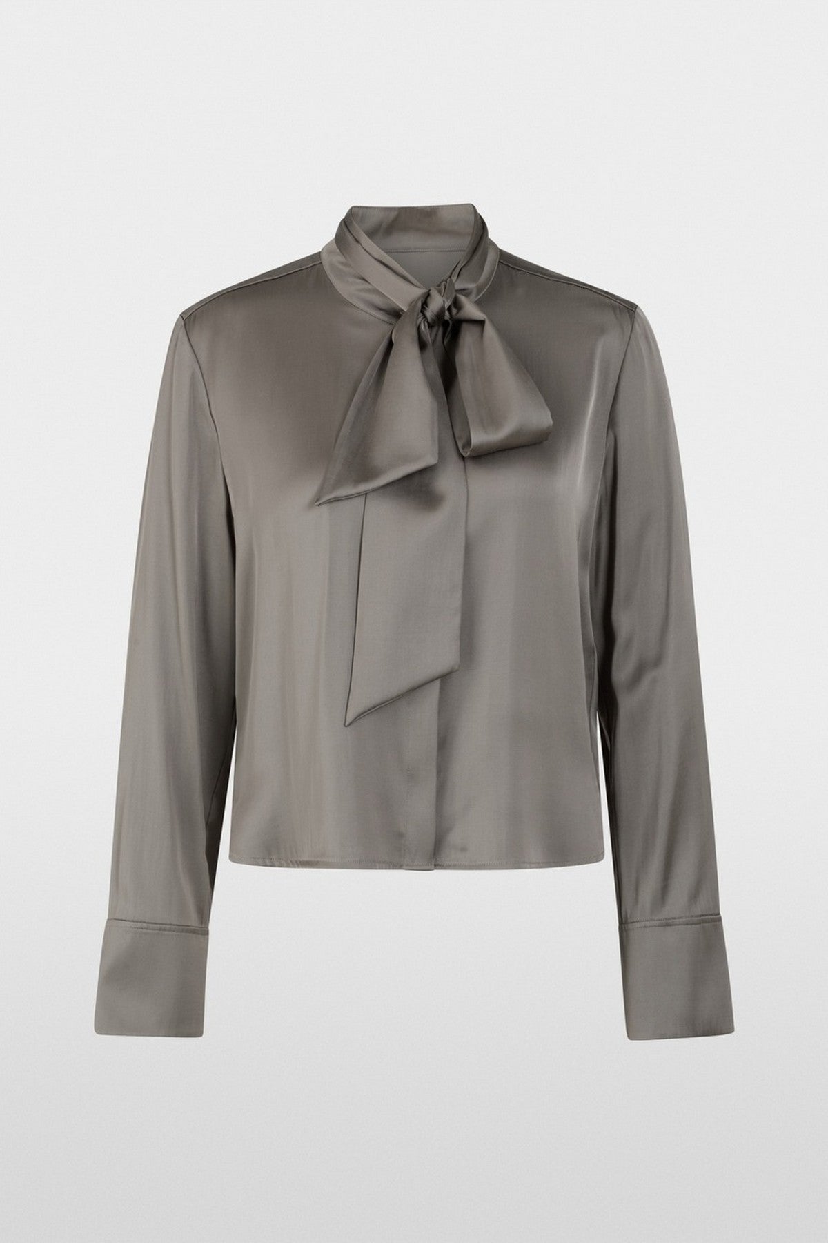 Vrouwelijke blouse met losse pasvorm en stijlvolle details. De afneembare kraag zorgt voor gevarieerde looks – elegant of casual. De verborgen knoopsluiting en manchetten met één knoop accentueren het subtiele ontwerp.