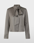 Vrouwelijke blouse met losse pasvorm en stijlvolle details. De afneembare kraag zorgt voor gevarieerde looks – elegant of casual. De verborgen knoopsluiting en manchetten met één knoop accentueren het subtiele ontwerp.