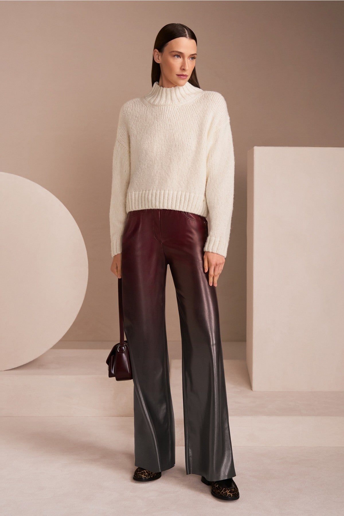 Gecoate broek met kleurverloop van Marccain in kunstleer met subtiele glans, hoge taille, wijde pasvorm.