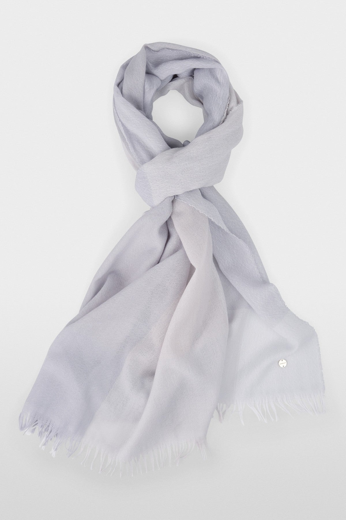 Langwerpige sjaal van Marccain in 100% pure wol met zachte touch, franjes en harmonieuze kleurtonen