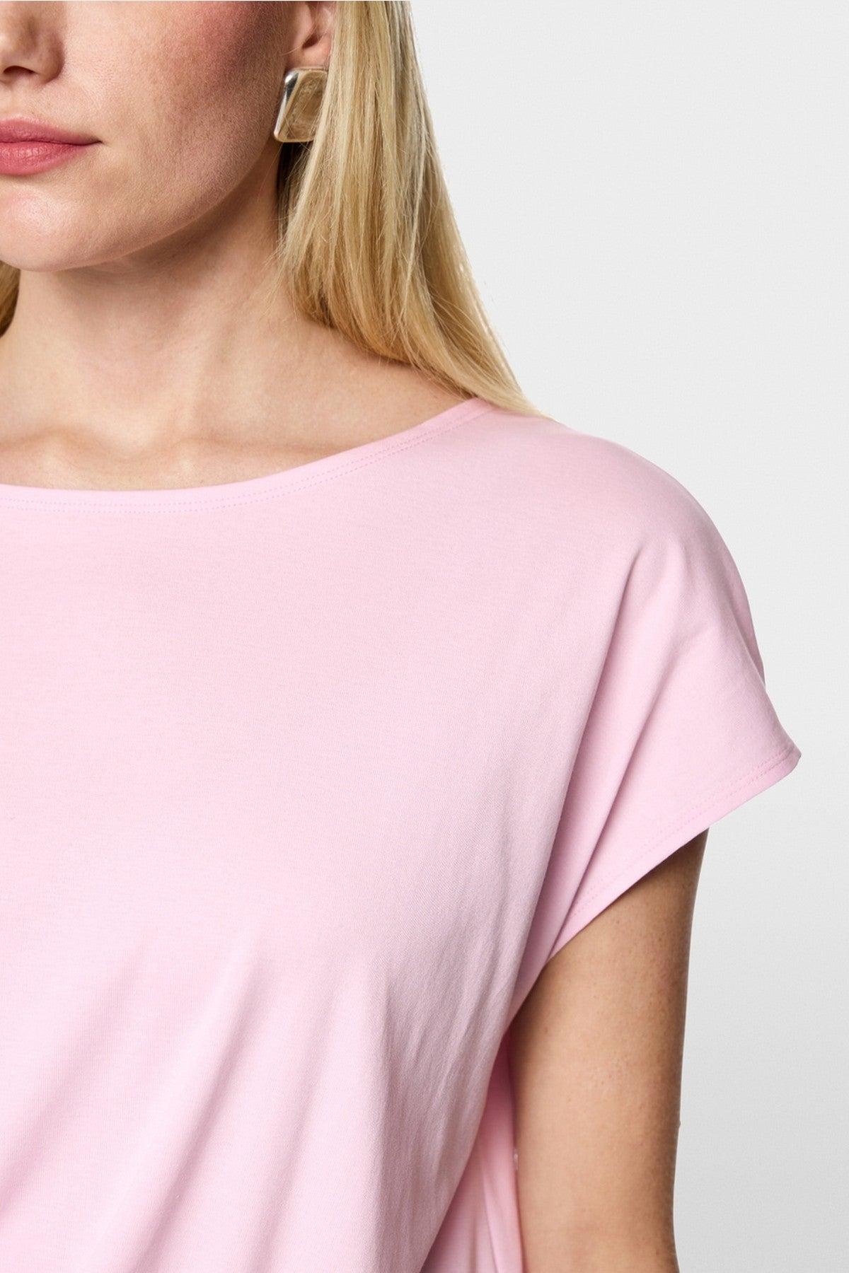 Close-up van de zachte stretchkatoen kwaliteit en de taillering van het Marc Cain shirt.