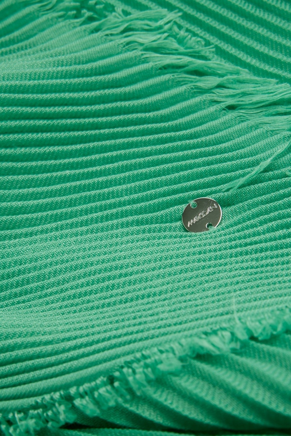 Close-up van de fijne franjes en het logohangertje van de Marc Cain sjaal.