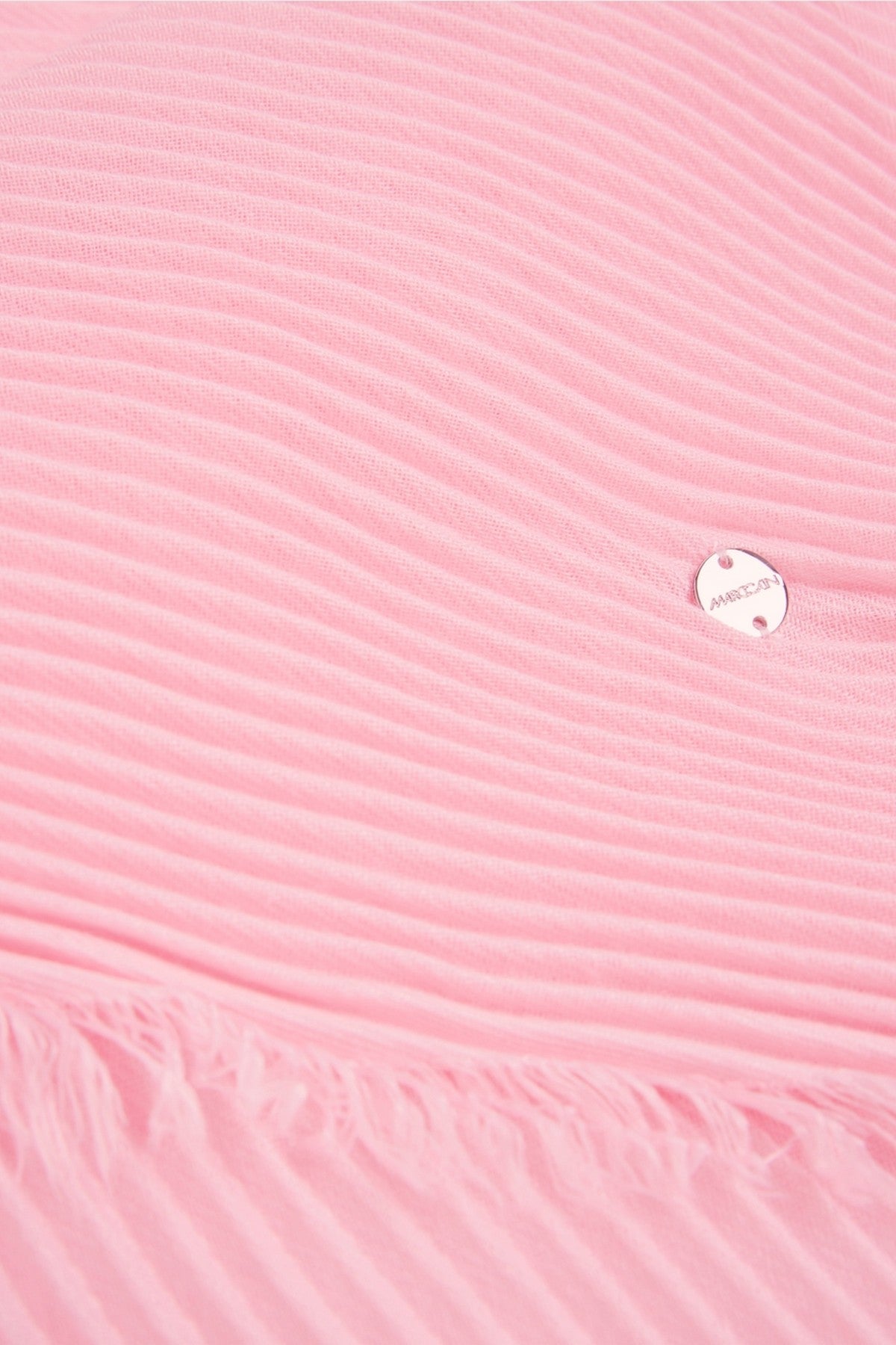 Detail van de fijne franjes en het logohangertje van de Marc Cain sjaal in roze.
