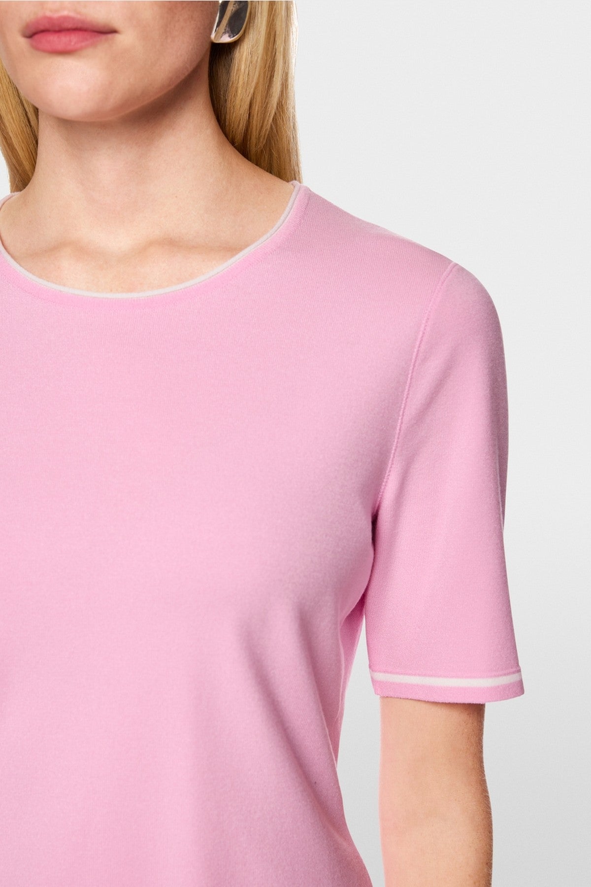 Close-up van de contrasterende streepdetails en de viscosemix van de Marc Cain trui AC 41.09.