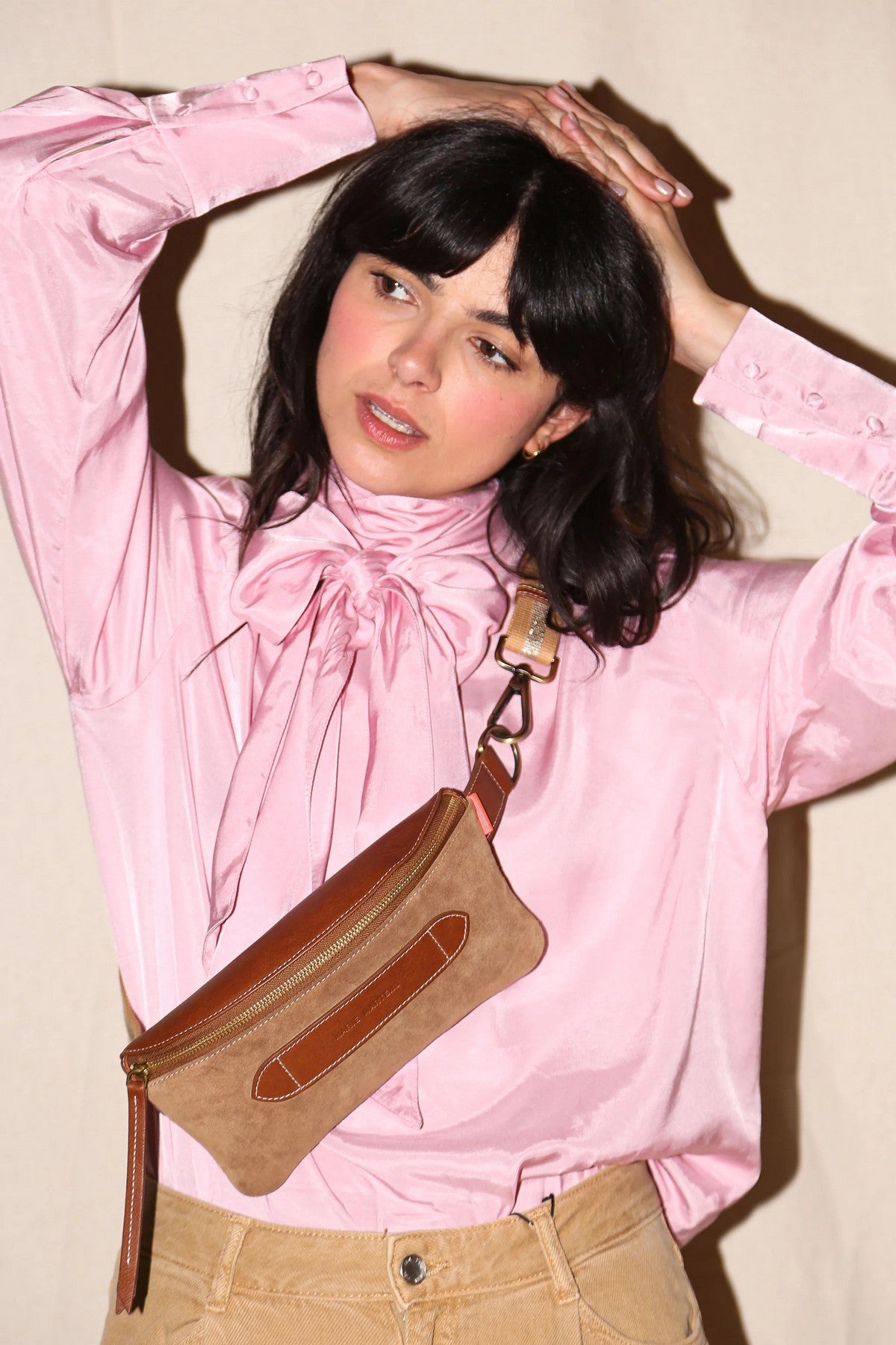 Marie Martens Coachella crossbody- en heuptas in Cognac suède en naturel leer