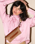 Marie Martens Coachella crossbody- en heuptas in Cognac suède en naturel leer