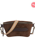 Donkerbruine suède crossbody tas van Marie Martens.