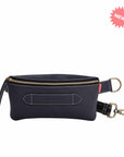 Lederen heuptasje dat ook als cross body kan gedragen worden in navy blue voorzien van logo Marie Martens