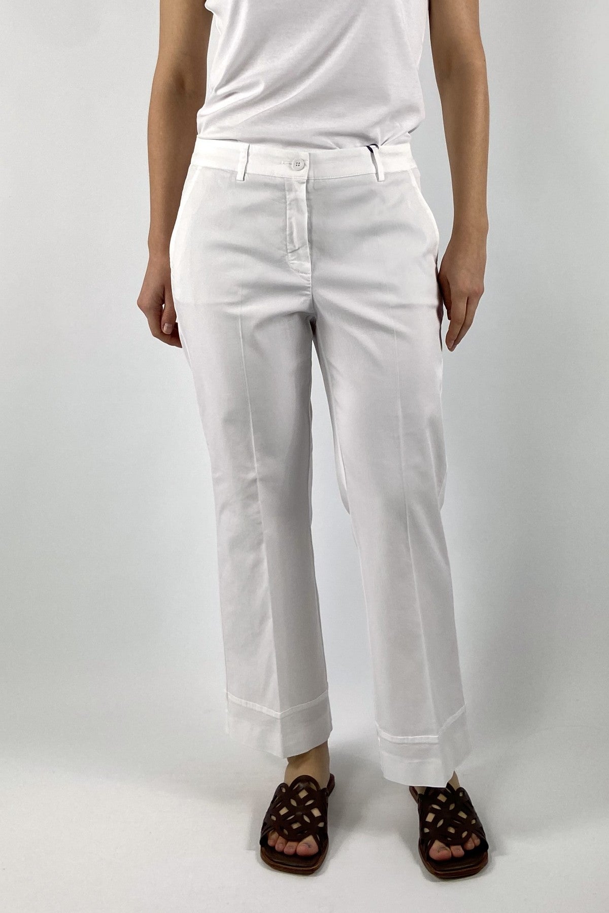 095085-9643: Witte Seductive Minesse 7/8 broek met rechte pijpen, persvouwen en een modieuze omslag onderaan.