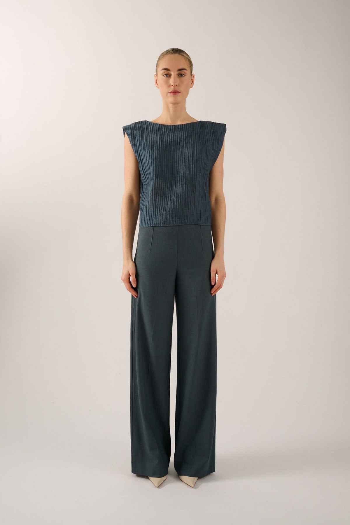 Oscar the Collection Modjo top petrol met verticaal gekrinkelde plooitjes en kapmouwtje.