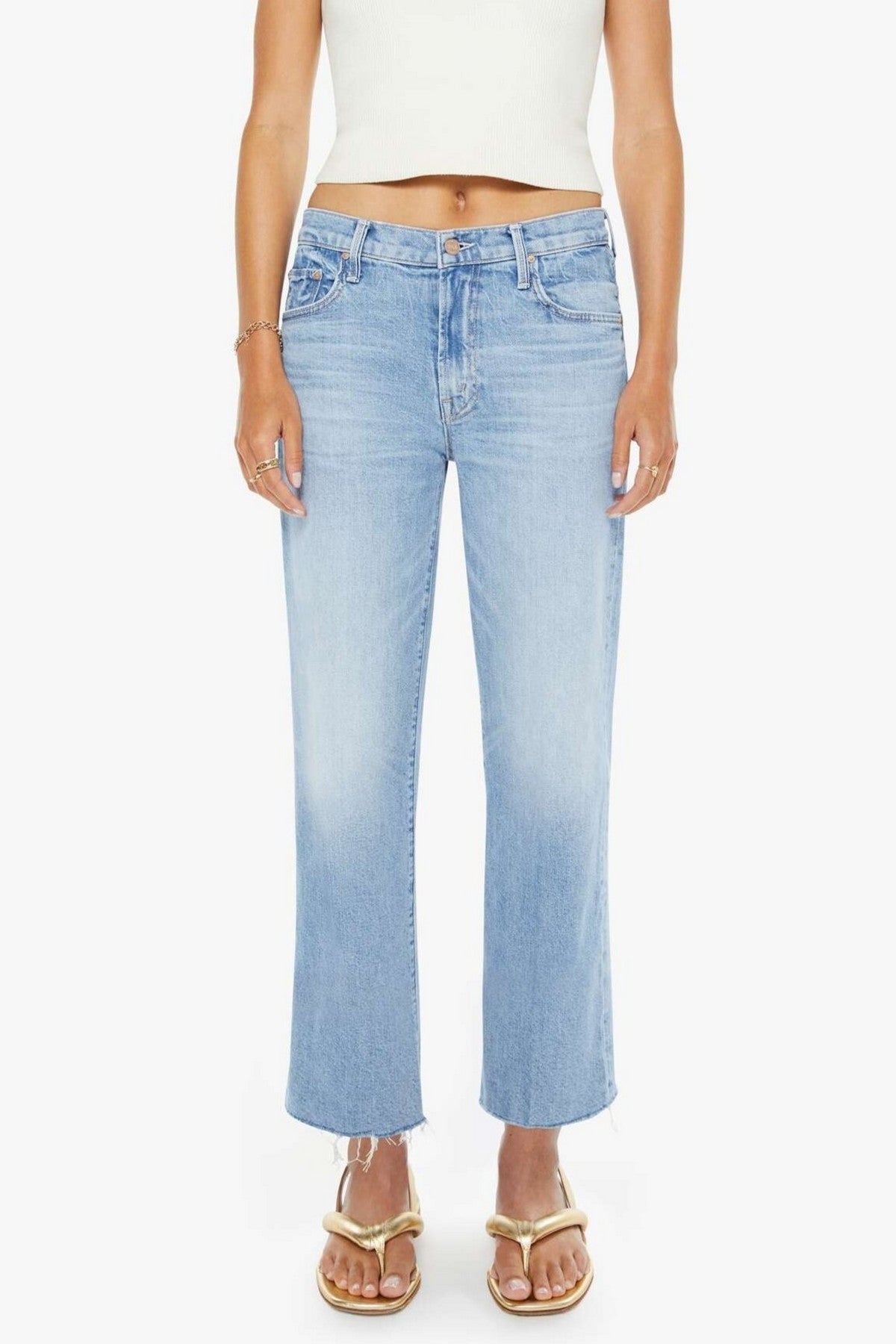 10917-1709-BKK: Lichtblauwe Mother Rambler jeans met een mid-rise taille, wijde rechte pijpen en een stoere gerafelde zoom op de enkels.