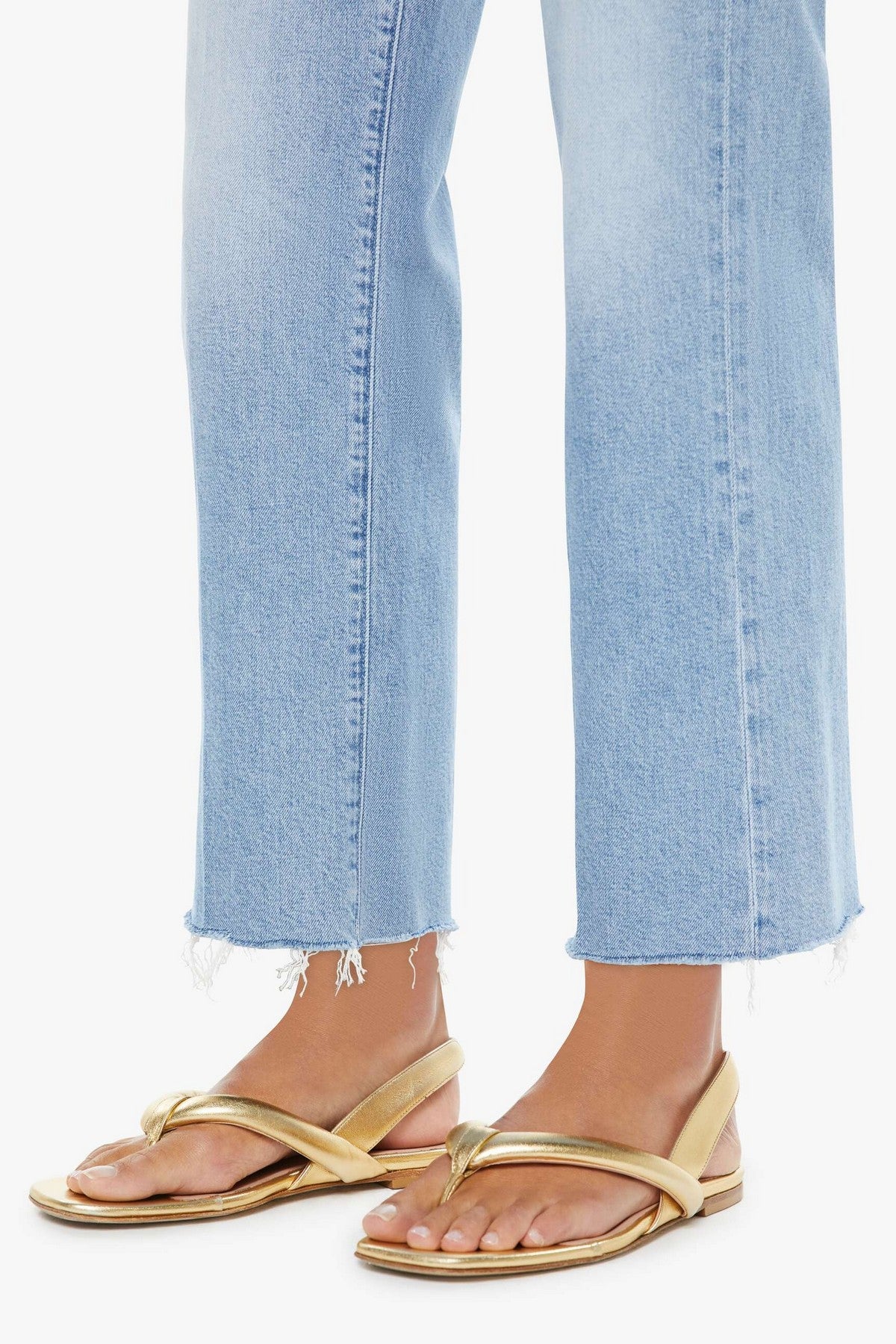 10917-1709-BKK: Detail van de vintage wassing en de gerafelde zoom van de Mother Mid Rise Rambler Zip Ankle Fray jeans in Comeback Kid.